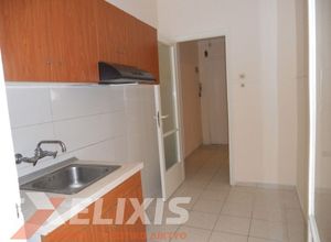 Studio/Γκαρσονιέρα, Διοικητήριο