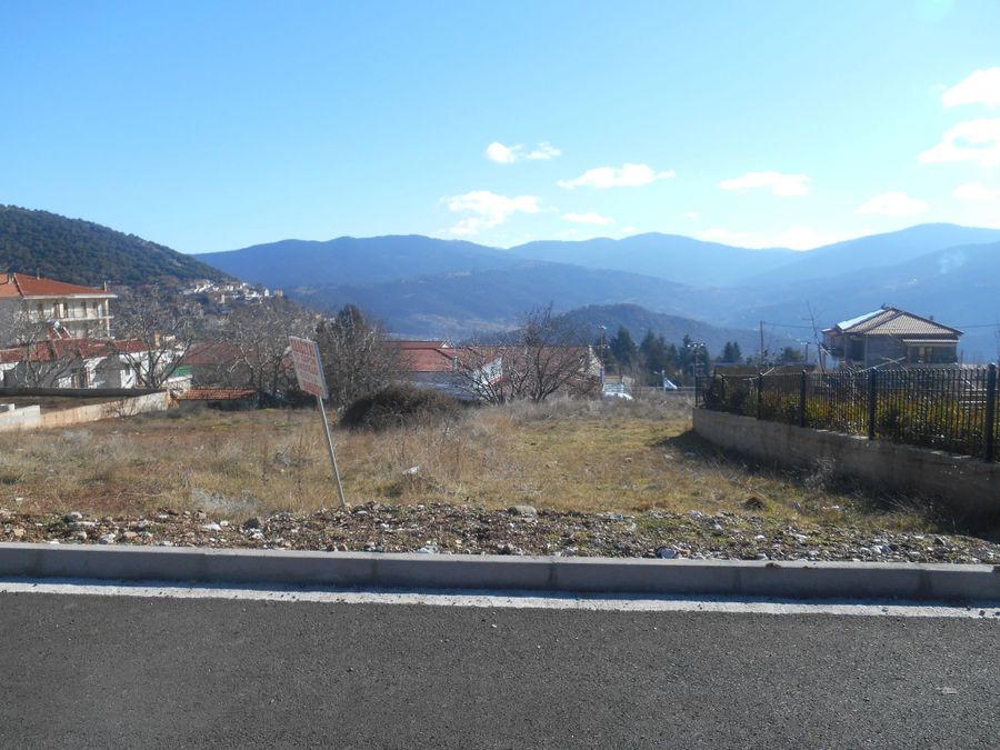 Plot Karpenisi