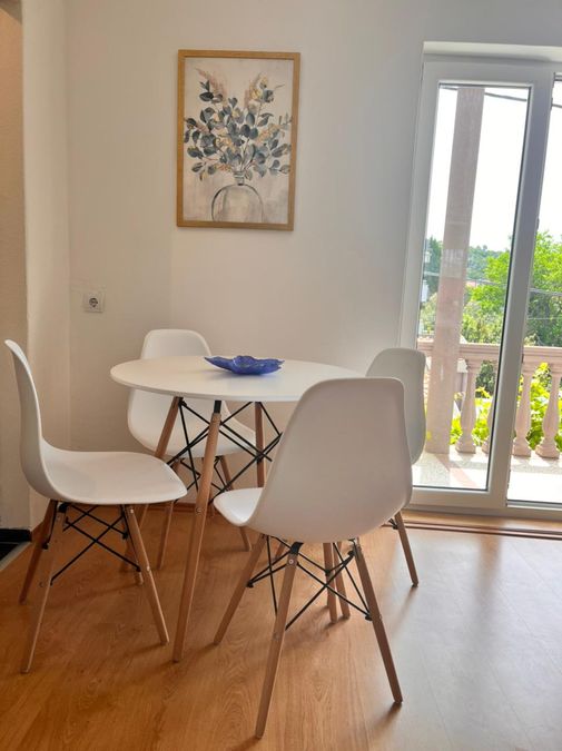 Detached House, Sutomore 6
