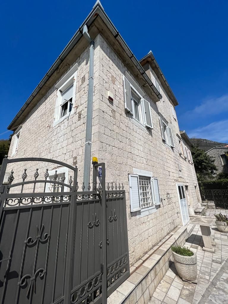 Частный дом Продажа Kamenari (Herceg Novi) - Продается половина каменного  дома в Каменари, Херцег Нови