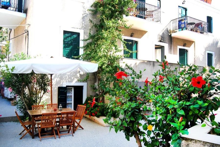 Center (Spetses)