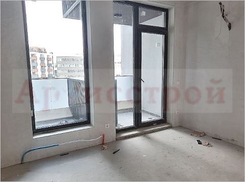 Photo 296375511