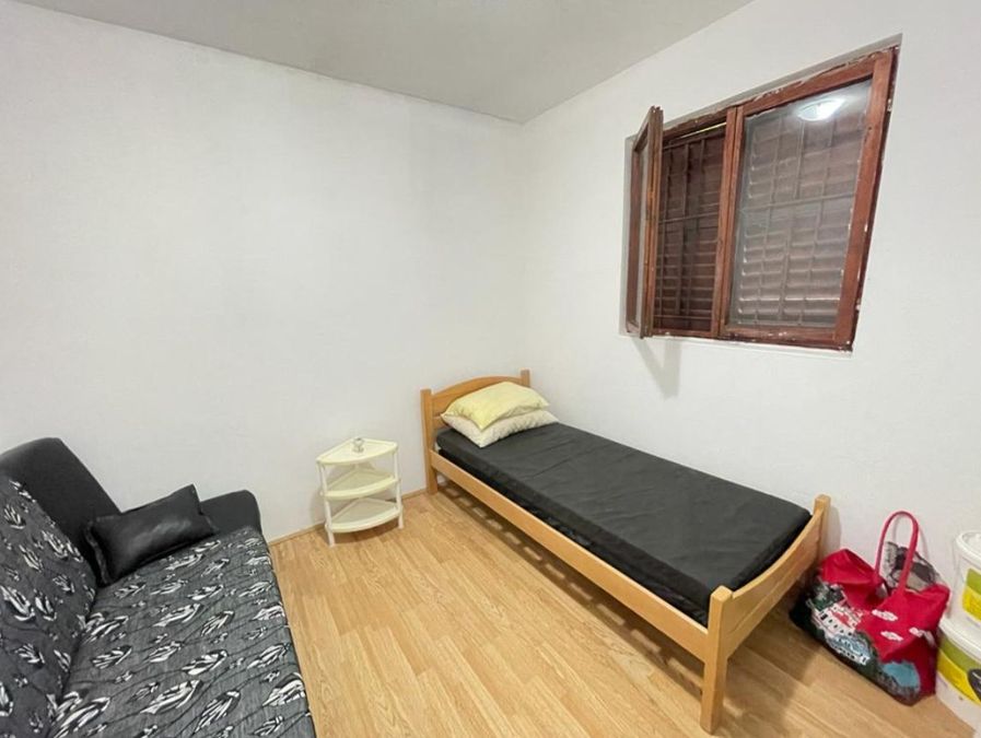 Detached House, Sutomore 6