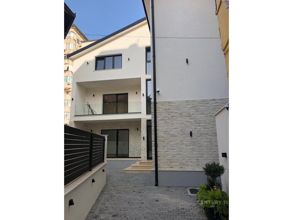 Vilë me qira Rr. e Durresit