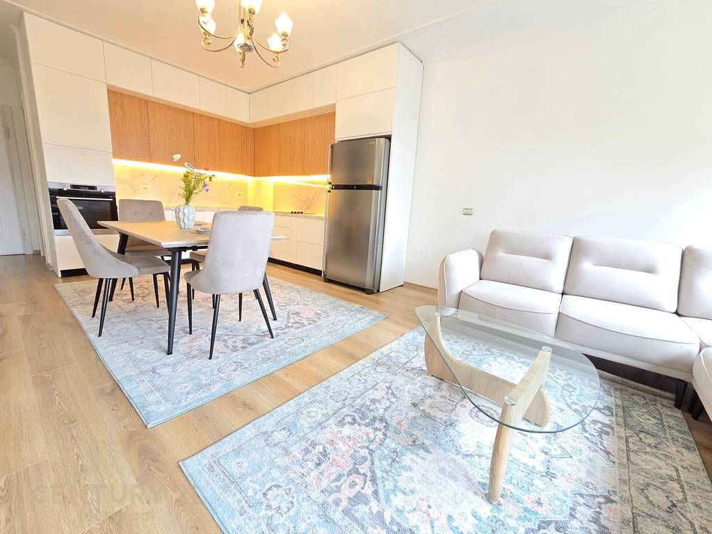 Apartament me qira Shallvaret