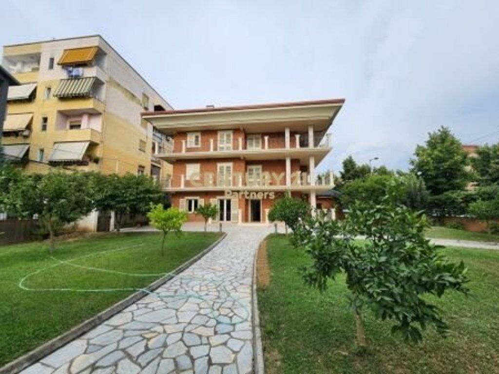 Vilë në shitje Rr. e Elbasanit