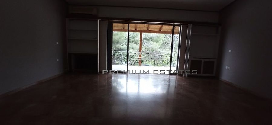Photo 320376537