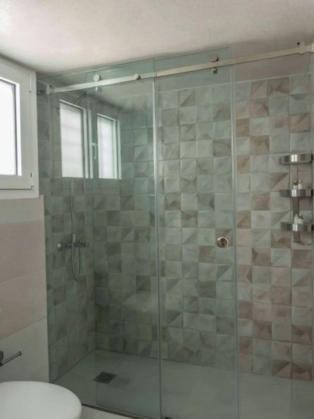 Photo 325796424