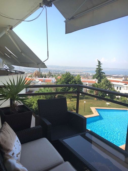 Photo 327014475