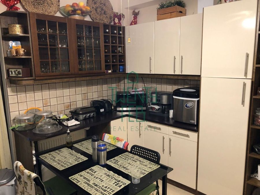 Photo 327575385