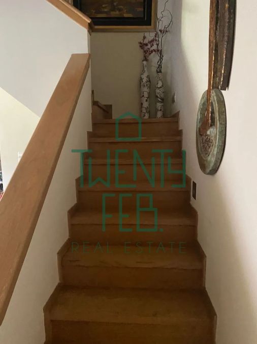 Photo 327618519