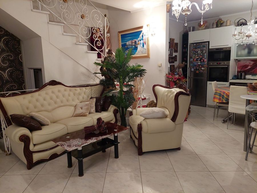 Photo 327972660