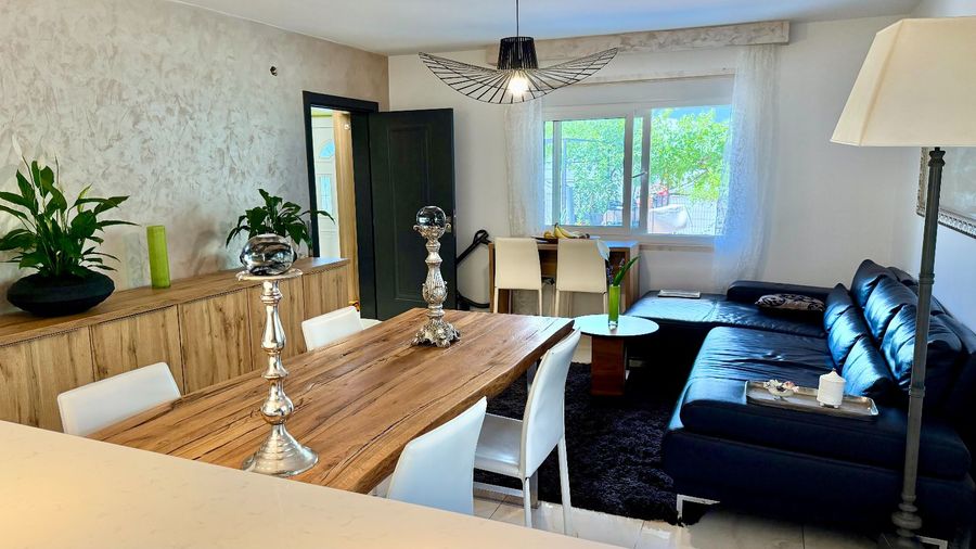 Detached House, Sutomore 4