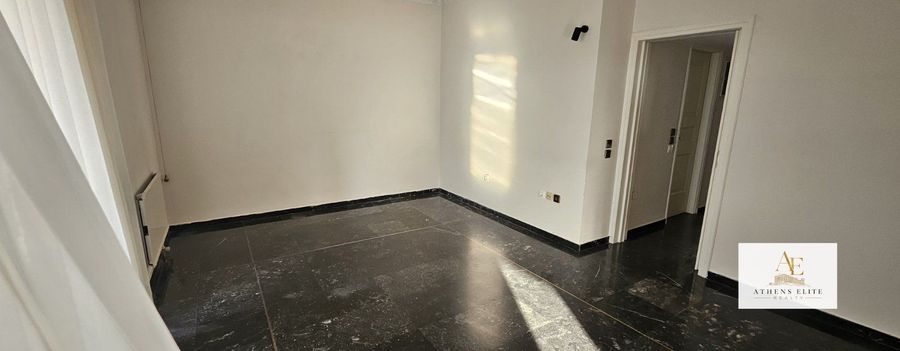 Photo 371165667
