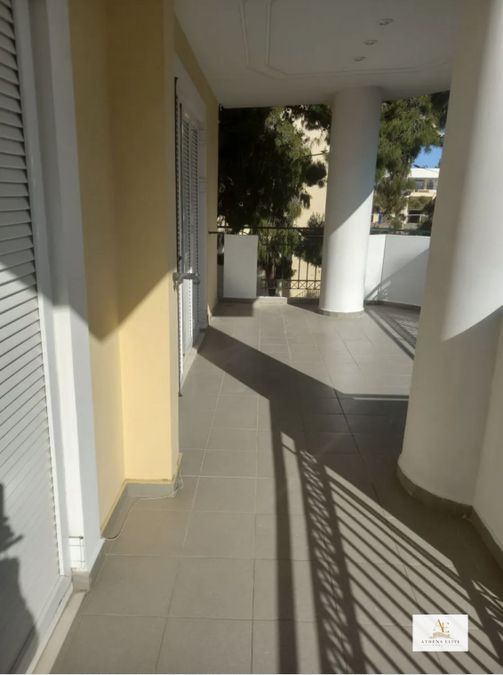 Photo 371365179